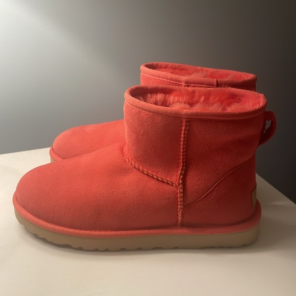 Ugg Womens classic mini winter boot. - Picture 2 of 6